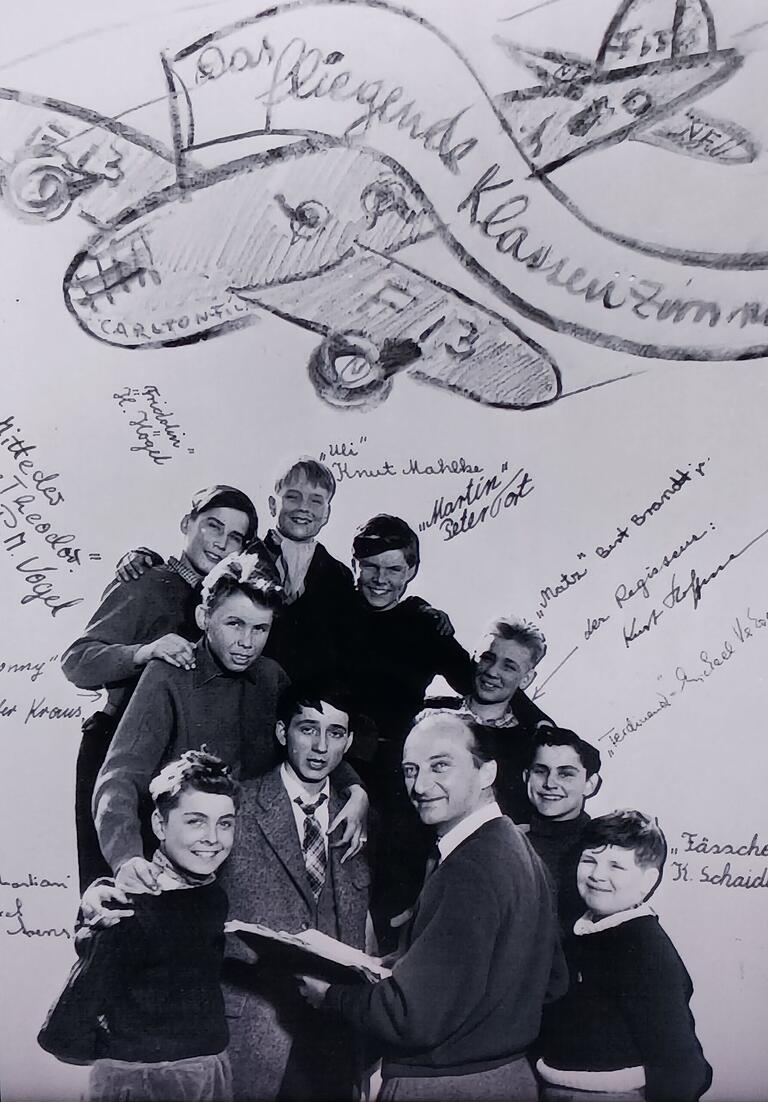 Regisseur Kurt Hoffmann mit seiner Kirchberger Tertianern von 1954. Regisseur Kurt Hoffmann mit seiner Kirchberger Tertianern von 1954.