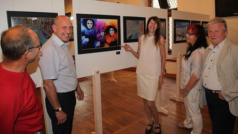 Der Fotoarbeitskreis ist ein Juwel der Volkshochschule Karlstadt. Bis Montagabend ist die Fotoausstellung im Rathaussaal zu sehen. Im Bild von links: Jürgen Link, Paul Kruck, Claudia Ruppert, Ingrid Kronthaler und Manfred Warmuth.