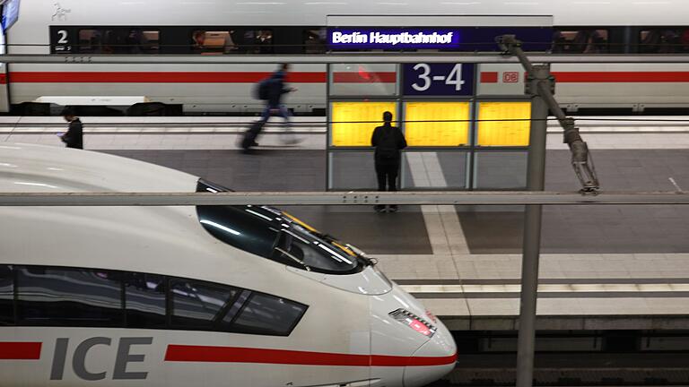 Betrieb auf dem Berliner Hauptbahnhof       -  Auch die Gleise drei und vier sind von den Bauarbeiten betroffen. (Archivbild)