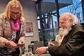 Pater Anselm Grün signierte nach seinem Vortrag die Bücher der Besucher.