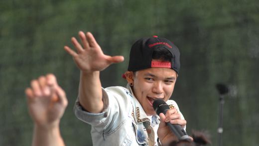 Medienwiese Samstag       -  Jamie Trong, Living Contrastm, Hot Stuff, ein zauberhafter Sommerabend in herrlichem Ambiente - der Samstagabend auf der Medienwiese begeisterte Tausende. Eingeladen hatten die Main-Post und TV Touring.