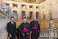 Empfang im Treppenhaus: Erzbischof Gerhard Ludwig Müller (von rechts nach links), der Würzburger Bischof Friedhelm Hofmann und Professor Martin Stuflesser auf dem Weg zum Festvortrag.