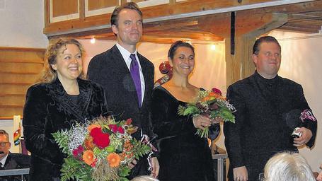 Blumen und Beifall hoch verdient: Im Bild von links Kantorin Karin Riegler, Tenor Rüdiger Ballhorn, Sopranistin Radka Loudova-Remmler und Bass Daniel Blumenschein.
