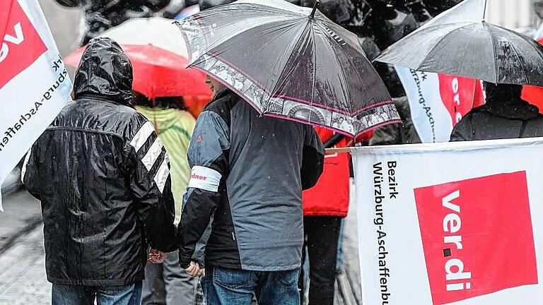 Inthronisierung des Prinzenpars der KaGe Elferrat       -  Etwa 30 Demonstranten wollten mit einem Marsch auf die Insolvenz der Firma Stürtz aufmerksam machen.