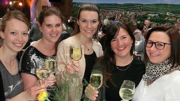 Würzburger Weinfestauftakt in Kelterhallen       -  Darauf haben Weinfreunde gewartet: Endlich hat die Weinfest-Saison begonnen. Mit dem Kelterhallen-Weinfest macht das Bürgerspital an diesem Wochenende wieder den Auftakt.  Weingutsleiter Robert Haller und seine Festorganisatorin Nicole Eisert freuen sich auf die Gäste.   Weil im letzten Jahr der Ansturm so groß war, treten heuer Security-Leute im Bedarfsfall auf die Bremse. Am Freitag und Samstag darf man in der Kelterhalle an der Theaterstraße seine Nase in den neuen Jahrgang stecken. Unten im Weinkeller gibt es am Samstag zwischen 18 und 21 Uhr einen Querschnitt durch den Jahrgang 2016 zu verkosten.  Ergreifende Szenen gab es am Freitag zum Auftakt, denn wieder waren Frank Schmitt und Agnes Sauermann im Einsatz. Beide sind mobile Masseure bei &bdquo;Locker vom Hocker&ldquo; und machen sonst mobile Massage im Büro oder bei Hausbesuchen.    Am Freitagabend sorgten sie in der Kelterhalle dafür, dass sich bei einem so entspannenden Abend niemand verspannt, was hier Friseurmeisterin Dania Vanselow sehr zu schätzen wusste, die Stammgast im Bürgerspital ist. Fürs Essen beim Fest sorgt Volker Budig, Küchenchef im Ehehaltenhaus des Bürgerspitals. Einer seiner Renner ist Pulled Pork mit Krautsalat im Weck.   Am Samstag steht Famos. finest music unplugged auf dem Programm. Die beiden Profimusiker Conny Morath (Gesang) und Stephan Schmitt (Akustikgitarre und Gesang) spielen die Musik ihrer Helden, von Ray Charles über Sam Cooke bis hin zu Zaz und Emeli Sandy.