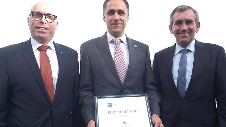 Zum Firmenjubiläum gratulierten der Gremialausschuss-Vorsitzende Rhön-Grabfeld, Georg Straub (links) und IHK-Präsident Otto Kirchner (rechts) Oliver Föst, Geschäftsführer der Optimal-GmbH Niederlauer. Zum Firmenjubiläum gratulierten der Gremialausschuss-Vorsitzende Rhön-Grabfeld, Georg Straub (links) und IHK-Präsident Otto Kirchner (rechts) Oliver Föst, Geschäftsführer der Optimal-GmbH Niederlauer.