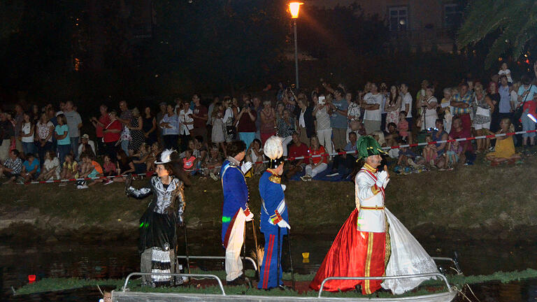 Szenen von Reiterquadrille und Die Saale brennt am Freitagabend.