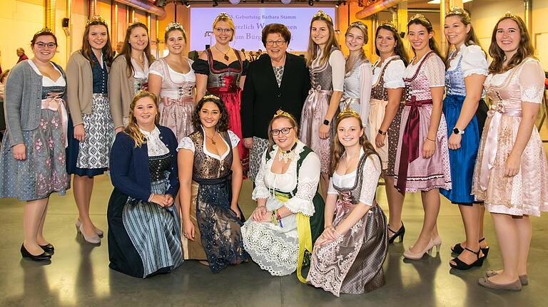 Barbara Stamm mit den fränkischen Weinprinzessinnen. Barbara Stamm mit den fränkischen Weinprinzessinnen.