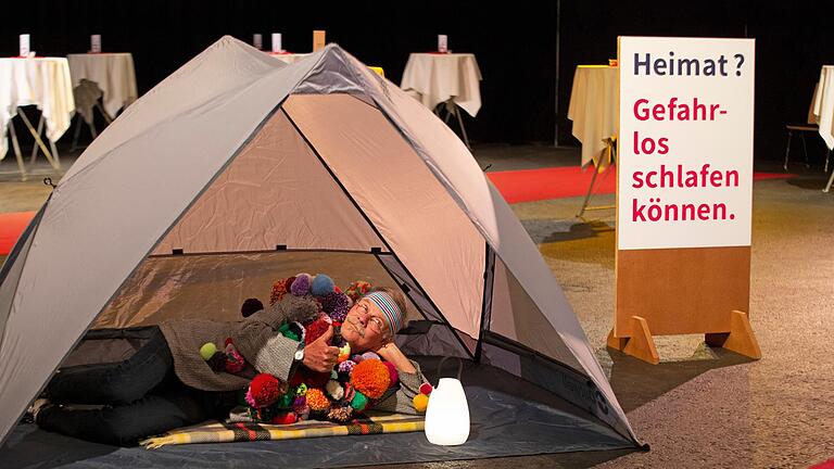 Die Münnerstädter Künstlerin Mia Hochrein hat im Rahmen des Projekts Vivid Freistadt transnational ihre Installation und Performance 'Reisebüro in die Heimat' entwickelt, die auch am 11. September in der Alten Aula gezeigt  wird. Foto: Oliver Schikora/Projekt Else       -  Die Münnerstädter Künstlerin Mia Hochrein hat im Rahmen des Projekts Vivid Freistadt transnational ihre Installation und Performance 'Reisebüro in die Heimat' entwickelt, die auch am 11. September in der Alten Aula gezeigt  wird. Foto: Oliver Schikora/Projekt Else