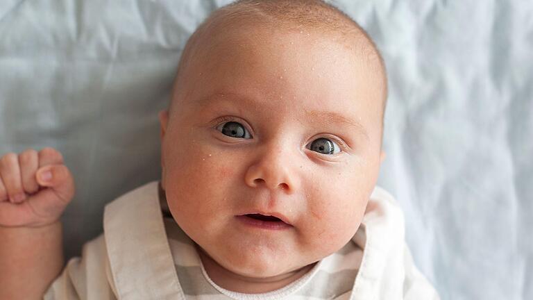 Mit hellwachen Augen verfolgt Felix, was um ihn herum passiert. Mit hellwachen Augen verfolgt Felix, was um ihn herum passiert.