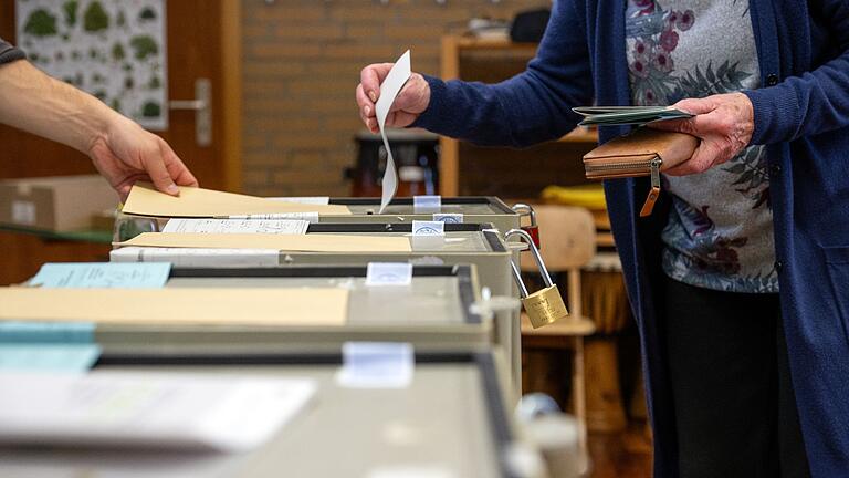 Landtagswahl Bayern       -  Ein Frau wirft ihren Stimmzettel in die Wahlurne.