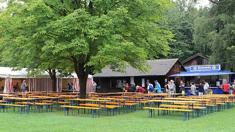 Das Wetter treibt die Besucher und Besucherinnen des Köhlerfestes in Glasofen ins Zelt.