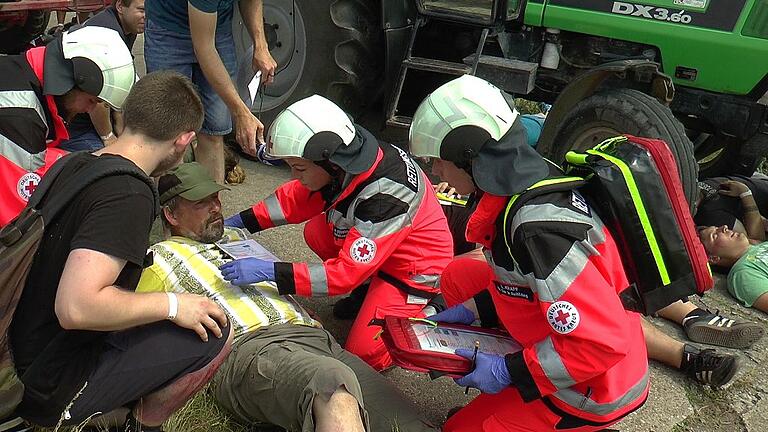 Zuerst mussten die Rettungssanitäter eine Sichtung vornehmen und feststellen, wer einer dringlichen Behandlung bedurfte. Zuerst mussten die Rettungssanitäter eine Sichtung vornehmen und feststellen, wer einer dringlichen Behandlung bedurfte.