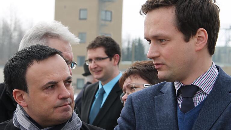 Sie werden sich wohl bei der Landratswahl 2020 gegenüberstehen: Amtsinhaber Florian Töpper (rechts, SPD) und Lothar Zachmann (CSU). Das Bild entstand 2013 beim Besuch des Schweinfurter Kreistags auf der Konversionsfläche in Leipheim (Lkr. Günzburg).