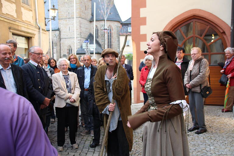 Vielleicht sind Aufführungsformen unter freiem Himmel mit überschaubaren Besuchergruppen wie beim Wandeltheater 'Du musst dran glauben - Luther, Echter un Gerolzhofen' eine Möglichkeit, trotz Corona Theater zu spielen.