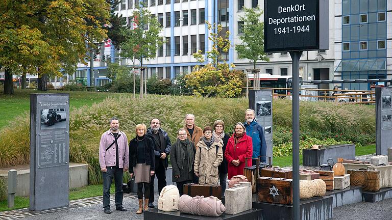 Ehrung für den Würzburger Verein 'DenkOrt Deportationen 1941 - 1944', hier vertreten durch (von links): Architekt Matthias Braun, Vorsitzende Benita Stolz, Harald Ebert, 2. Vorsitzender, Christine Hofstetter, Karlheinz Spiegel, Rotraud Ries, Susanne Wildfeuer, Schriftführerin Hannelore Hübner und Kassenwart Michael Stolz.