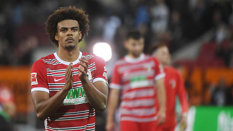 FCA.jpeg       -  Fußball, 1. Bundesliga / FCA / FC Augsburg - VfB Stuttgart  1:1Bild: Ulrich Wagnerwer schießt den Freistoß?danke an die Fans / Zuschauer:   Renato Veiga