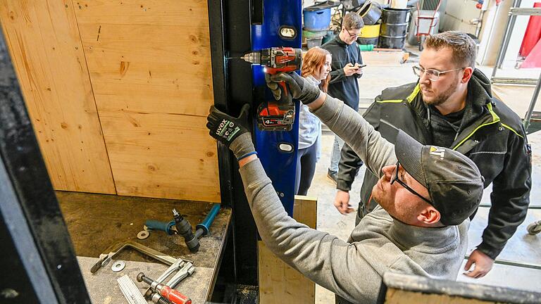 In dem Bau eines Faschingswagens steckt viel Arbeit. In dem Bau eines Faschingswagens steckt viel Arbeit. 