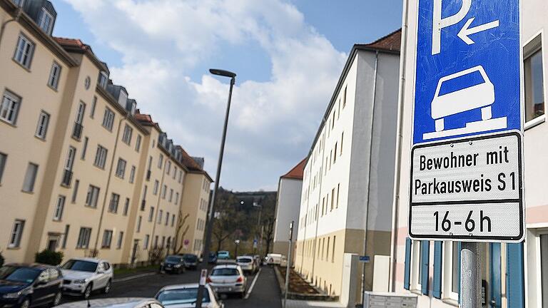 Über 16 000 verwarnte Parksünder gab's im vergangenen Jahr beim Anwohnerparken. Hier der Bereich in der Rückertstraße in der Sanderau.