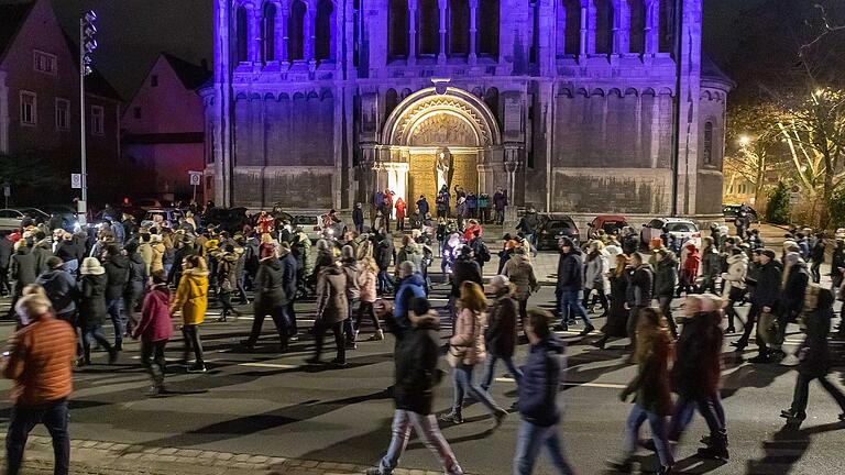 Über 1000 Menschen protestierten am vierten Advent in Schweinfurt gegen Impfpflicht und Corona-Maßnahmen.