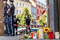 Polizeipräsenz und Blumen vor dem Kaufhaus in der Kaiserstraße in Würzburg kurz nach der Messerattacke: Am 25. Juni 2021 wurden dort drei Menschen getötet und mehrere schwer verletzt.