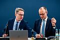 CDU-Generalsekretär Linnemann mit Parteichef Merz       -  Carsten Linnemann bleibt CDU-Generalsekretär (links) und zieht nicht in eine künftige Bundesregierung unter dem absehbaren Kanzler Friedrich Merz.