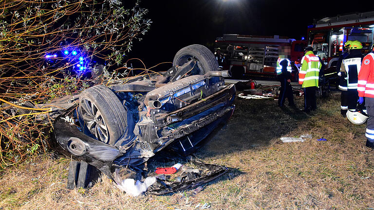 Bei einem tragischen Verkehrsunfall zwischen Schönaich (Lkr. Schweinfurt) und Altenschönbach sind am Sonntagabend zwei Menschen ums Leben gekommen. Zwei Personen wurden lebensgefährlich verletzt.