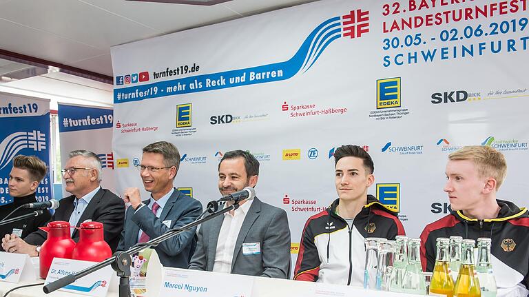 Pressekonferenz an Bord der Franconia - von links: Marcel Geißler (Dancefloor Destruction Crew), Andy G. Krainhöfner (OK-Voritzender des bayerischen Landesturnfestes), Sebastian Remelé (Oberbürgermeister der Stadt Schweinfurt), Alfons Hölzl (Präsident des Bayerischen Turnverbandes) sowie die beiden Nationalmannschaftsturner Marcel Nguyen und Felix Remuta.