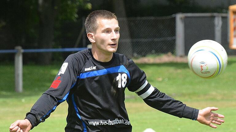 Bald Volleyballer: Faustballer Fabian Sagstetter.