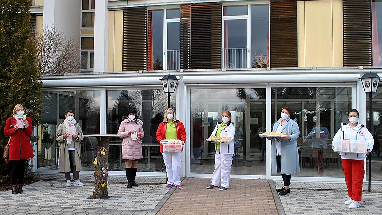 Gehäkelte Blumen für die Pflegerinnen sind ein Dank für die Arbeit und zeigen, dass für Frauen nicht alles rosig ist. Auf dem Bild (von links) Renate Knaut, Veronika Keim, Viktoria Fräse, Brita Jahn, Naima Mohammed, Katharina Rerich und Yu Zhao.