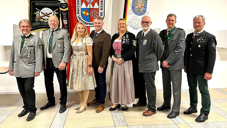 Auf dem Foto der neue Gauvorstand (von links):  Referent Kurzwaffen Andreas Eisemann, 2. Gauschützenmeister Martin Härter, Gaudamenleiterin Heidi Schmitt, 1. Gauschützenmeister Uli Schmitt, Gauschriftführerin Ursula Eisemann, Gausportleiter Bernd Faulstich, stellv. Gausportleiter Matthias Guck, Gaukassier Robert Schneider (es fehlt Rundenwettkampfleiter Martin Sünnemann).