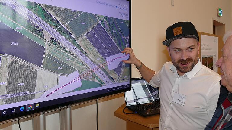 Muss vielen Grundeigentümern und Landwirten Rede und Antworten stehen, welche Folgen die Stromtrasse SuedLink einmal haben wird: Bürgerreferent Christopher Göpfert von TransnetBW, hier bei einer Infoveranstaltung im März in Arnstein (Lkr. Main-Spessart).