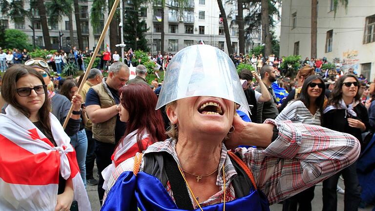 Proteste in Georgien       -  Menschen protestieren Ende Mai vor dem Parlamentsgebäude in Tiflis gegen das Gesetz über ausländische Einflussnahme.