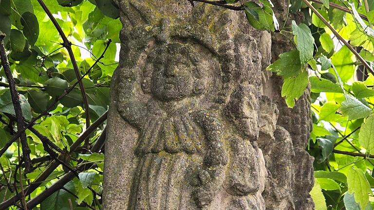 Die Darstellung Sankt Michael auf dem sogenannten Maiskolben-Bildstock. Es handelt sich um eine Kopie des Bildstockes, die am Weißen Hof in Gerolzhofen steht.