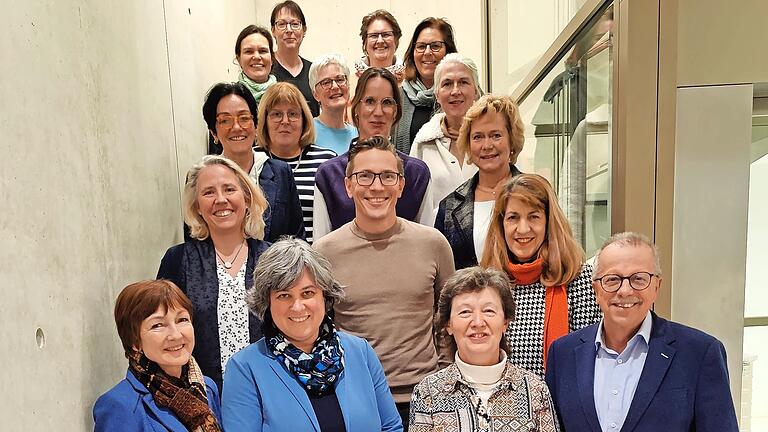 Stellvertretender Landrat Emil Müller (vorne rechts), Schulrätin Susanne Kolb (vorne, zweite von links) und Personalratsvorsitzende Sabine Oschmann-Hockgeiger (hinten rechts) freuen sich mit den Lehrkräften, die für 25 und 40 Jahre Dienstzeit geeh...       -  Stellvertretender Landrat Emil Müller (vorne rechts), Schulrätin Susanne Kolb (vorne, zweite von links) und Personalratsvorsitzende Sabine Oschmann-Hockgeiger (hinten rechts) freuen sich mit den Lehrkräften, die für 25 und 40 Jahre Dienstzeit geehrt wurden.