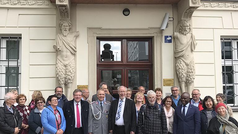 Die Reisegruppe um Landtagsabgeordneten Volkmar Halbleib und Staatssekretär a.D. Walter Kolbow vor der deutschen Botschaft zusammen mit Ständigem Vertreter Peter Primus und Verteidigungsattaché Oberstleutnant i. G. Joachim Schmidt.