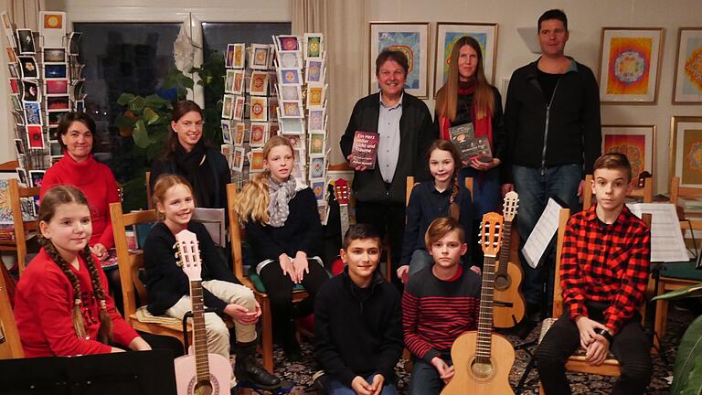 Sandra Niermeyer stellte im Zendo ihr neues Kinderbuch vor. Im Bild (von links hintere Reihe): Autor Jochen Niemuth, Autorin Sandra Niermeyer und Gitarrenlehrer Peter Vollmuth mit dem Gitarrenensemble.