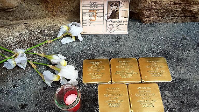 Die jüngsten in Gerolzhofen verlegten Stolpersteine erinnern vor dem Anwesen Steingrabenstraße 13 an die Ermordung der fünfköpfigen Familie Rheinfelder, die dort gewohnt hat. Die Steine wurden im Mai 2021 in den Boden eingelassen.