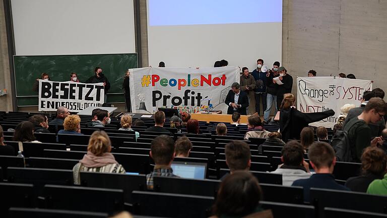 Die Universität Halle wurde bereits am vergangenen Montag durch die Klimaaktivisti der Gruppe 'End-Fossil-Occupy' besetzt. In Würzburg hingegen setzt man aktuell noch auf Zusammenarbeit.