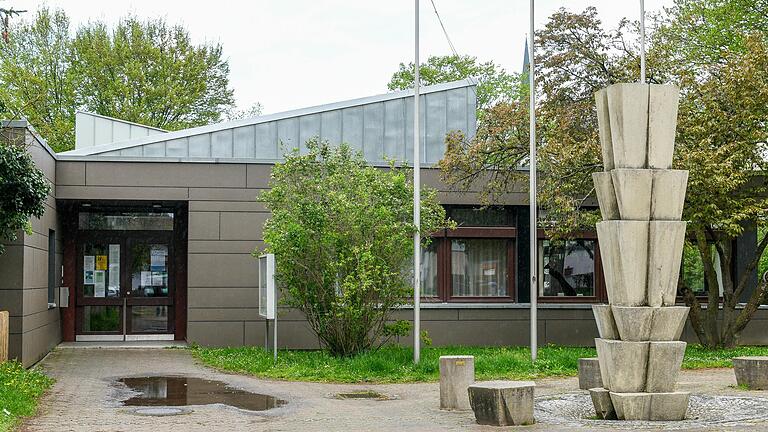 Die Stadtteilbücherei in Versbach, hier auf einem Archivbild, soll zu einem inklusiven Treffpunkt mit Aufenthaltsqualität, einem sogenannten 'Dritten Ort', werden. Die Stadtteilbücherei in Versbach, hier auf einem Archivbild, soll zu einem inklusiven Treffpunkt mit Aufenthaltsqualität, einem sogenannten 'Dritten Ort', werden.