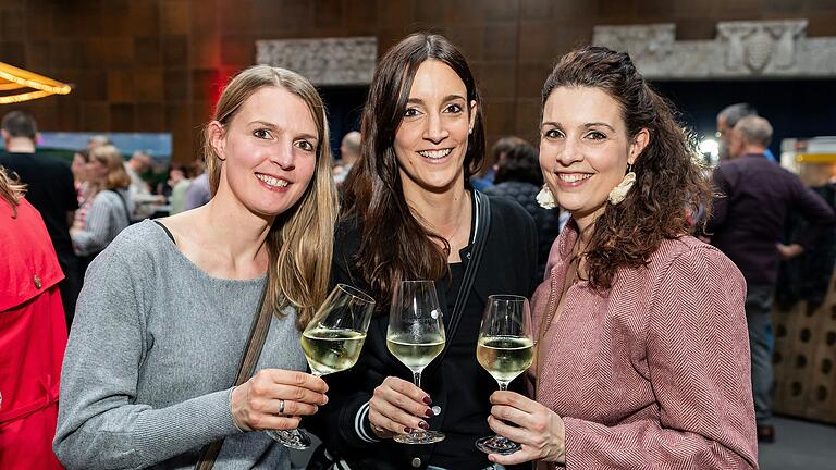 Die Weinfest-Saison ist eröffnet! Zahlreiche Menschen besuchten am Freitag das Kelterhallen-Weinfest im Bürgerspital Weingut in Würzburg. Die Weinfest-Saison ist eröffnet! Zahlreiche Menschen besuchten am Freitag das Kelterhallen-Weinfest im Bürgerspital Weingut in Würzburg.