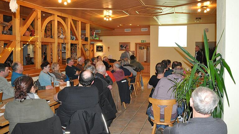 Die Bürgerversammlung fand im Gasthaus Schmittbrunnen in Happertshausen statt.