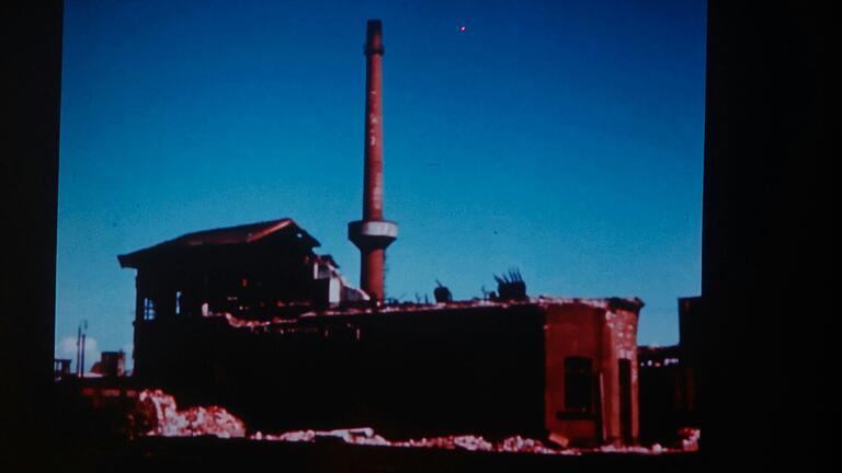 April 1945: der Schlot von Fichtel und Sachs in Schweinfurt steht noch. April 1945: der Schlot von Fichtel und Sachs in Schweinfurt steht noch. 
