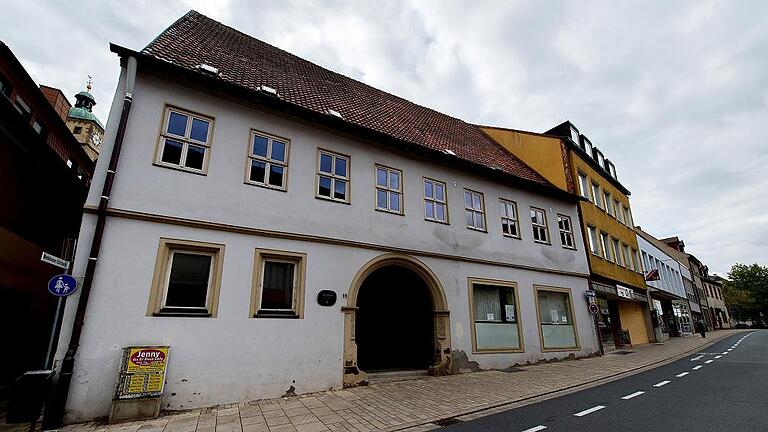 Die Alte Reichsvogtei und das Nachbargebäude (rechts gelbe Farbe) in der Oberen Straße 11 und 13 gehören jetzt der Stadt. Die Reichsvogtei wird Teil des geplanten Kulturforums am Martin-Luther-Platz. Die Alte Reichsvogtei und das Nachbargebäude (rechts gelbe Farbe) in der Oberen Straße 11 und 13 gehören jetzt der Stadt. Die Reichsvogtei wird Teil des geplanten Kulturforums am Martin-Luther-Platz.