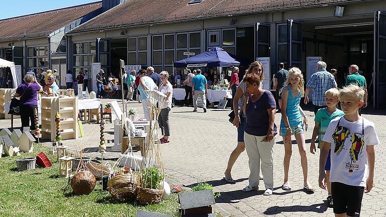 Zahlreiche Abnehmer fanden die Nistkästen und anderen in der JVA Ebrach von den Gefangenen hergestellten Dekoartikel beim Handwerkermarkt.