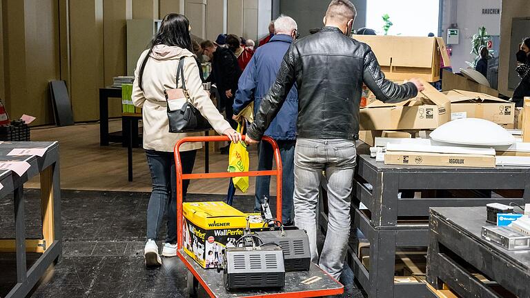 Wurden offenbar beim Theater-Flohmarkt in Schweinfurt fündig: Ein Paar auf dem Weg zur Kasse schaut auch noch bei den Lampen vorbei. Wurden offenbar beim Theater-Flohmarkt in Schweinfurt fündig: Ein Paar auf dem Weg zur Kasse schaut auch noch bei den Lampen vorbei.
