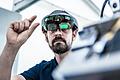 Handwerk ist mehr als Handarbeit: Das Bild zeigt einen Beschäftigten mit einer Augmented-Reality-Brille, die die klassische Arbeit digital unterstützt.