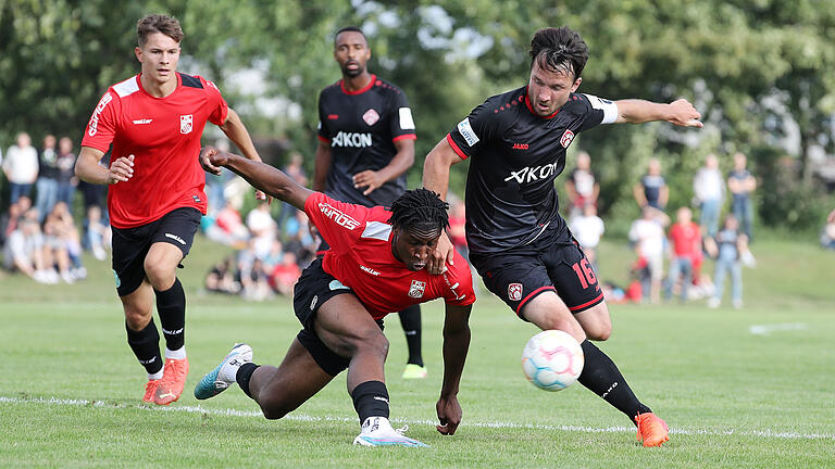 Kickers-Kapitän Peter Kurzweg (rechts) setzt sich in dieser Szene gegen Erfurts Ismael Mansaray durch.