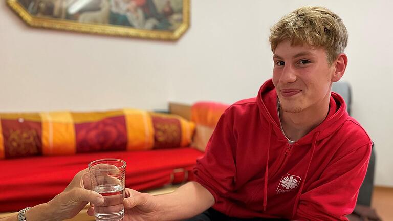 'Wenn ich jemandem helfen kann, macht micht das glücklich', sagt Liam Gärtner. Der 17-Jährige startet dieser Tage seine Ausbildung zur Pflegefachkraft.