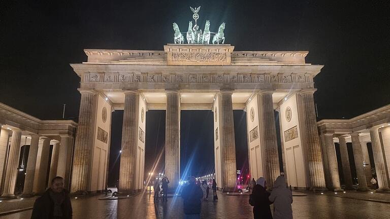 Taxifahrer Maschid Aso Dolay kümmerte sich in Berlin um den 14-jährigen Lenny aus Astheim und zeigte ihm sogar die Stadt. Da durfte das Brandenburger Tor natürlich nicht fehlen.